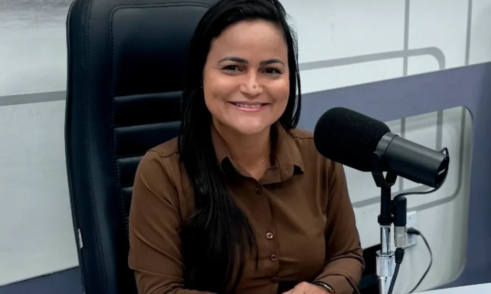 Prefeita Débora Regis Afirma Que Alunos Terão 200 dias letivos pela 1ª vez em 12 anos