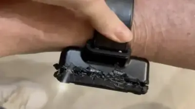 Bolsonaro tenta abrir tornozeleira com ferro de solda