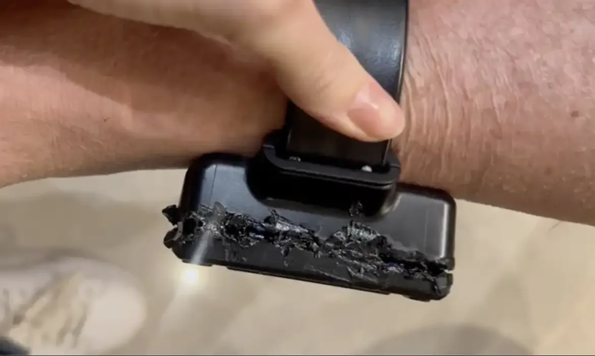 Tornozeleira violada na perna de Jair Bolsonaro