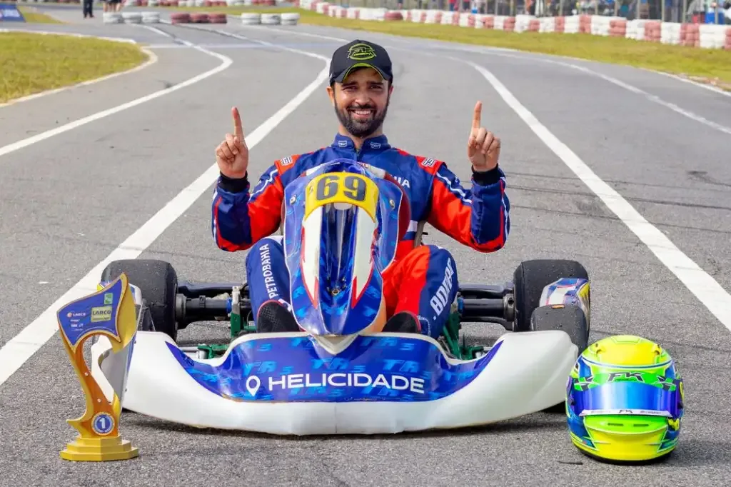 Piloto no carrinho de corrida