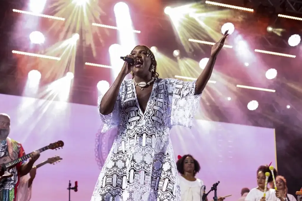 cantora cantando no palco