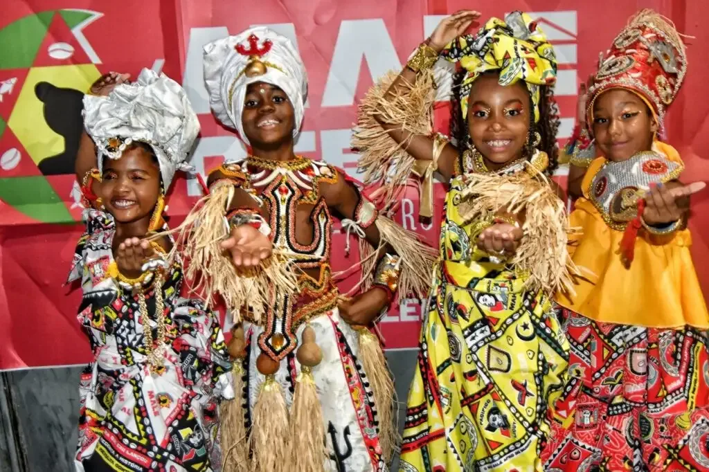 Meninas vestidas com trages da cultura afro