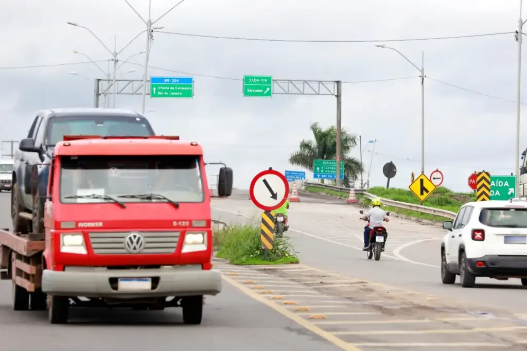 caminhão e carros na estrada