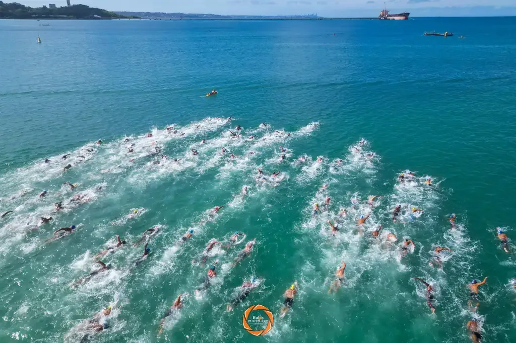 Nadadores no mar de Salvador