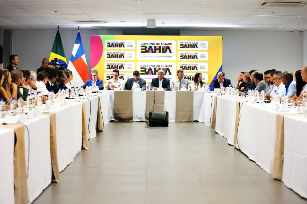 reunião do governador da bahia com =secretarios estão sentados à mesa
