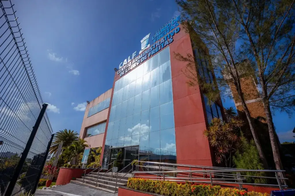 Fachada do predio da prefeitura de lauro de freitas