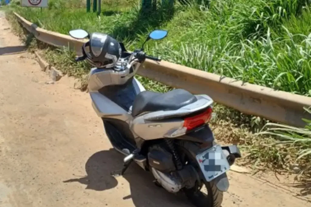 moto parada na beira da estrada