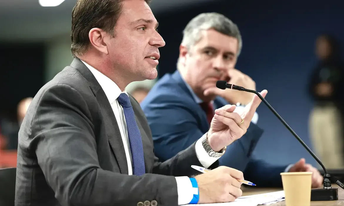 a imagem mmostra dois deputados