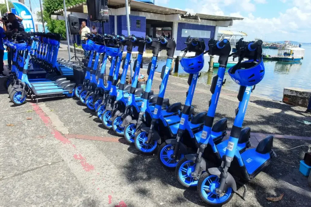 Patinetes azuis enfileiradas