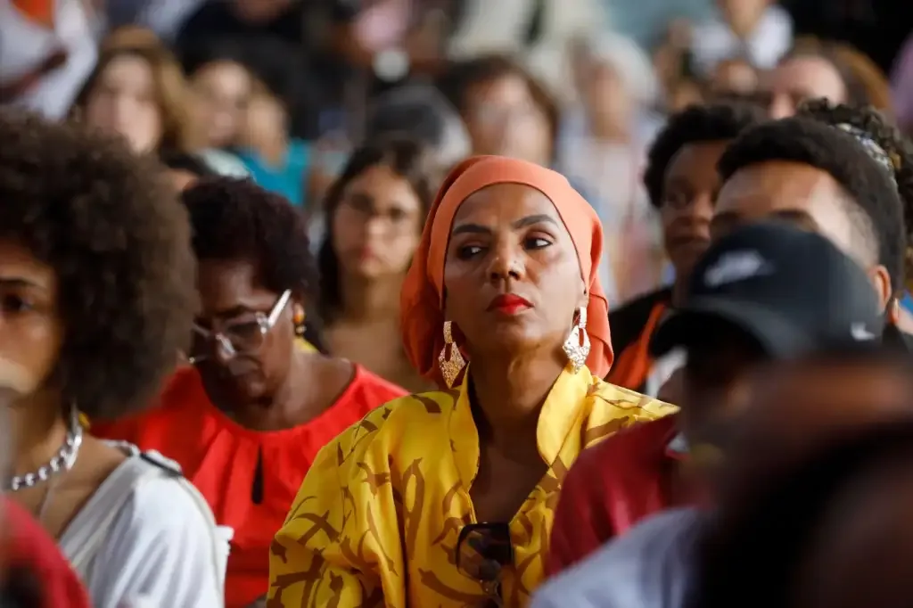 muitas pessoas sentadas