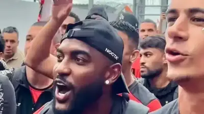 Torcida do Vit&oacute;ria emociona jogadores no embarque para Recife