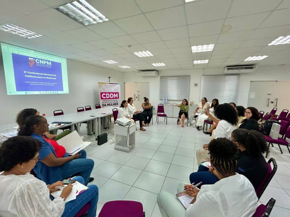 sala com mulheres sentadas em circulo