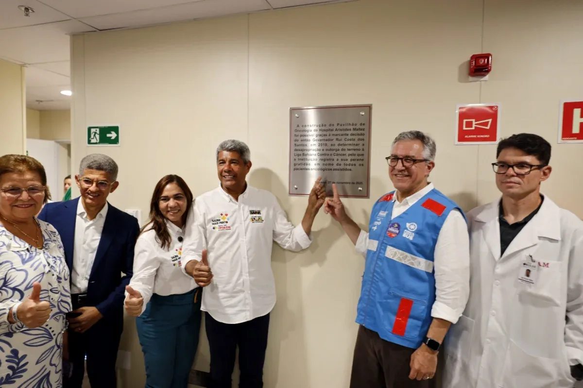 Governador e ecretário da saúde e outros proficionáis na inauguração de uma ala no hospital