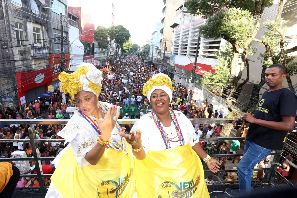 Baianas em cima do trio e multição de pessoas ao fundo