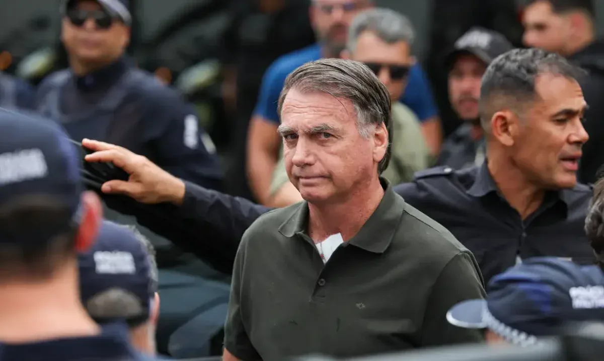 Jair Bolsonaro caminhando para o prédio da polícia federal