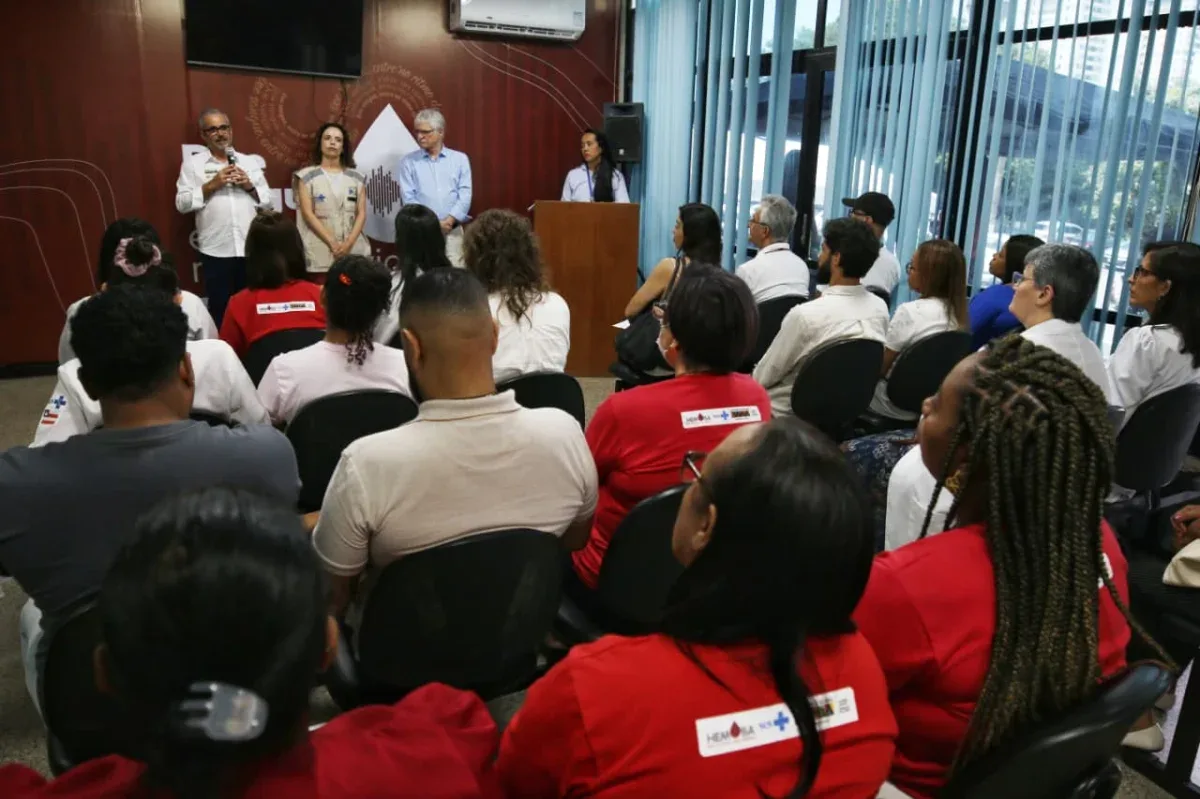 Pessoas sentadasa em cadeiras