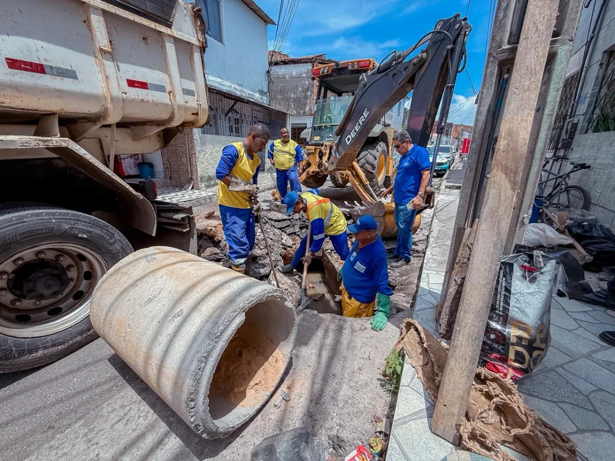 Homenstrabalhando na manutenção na rede de drenagem do município.