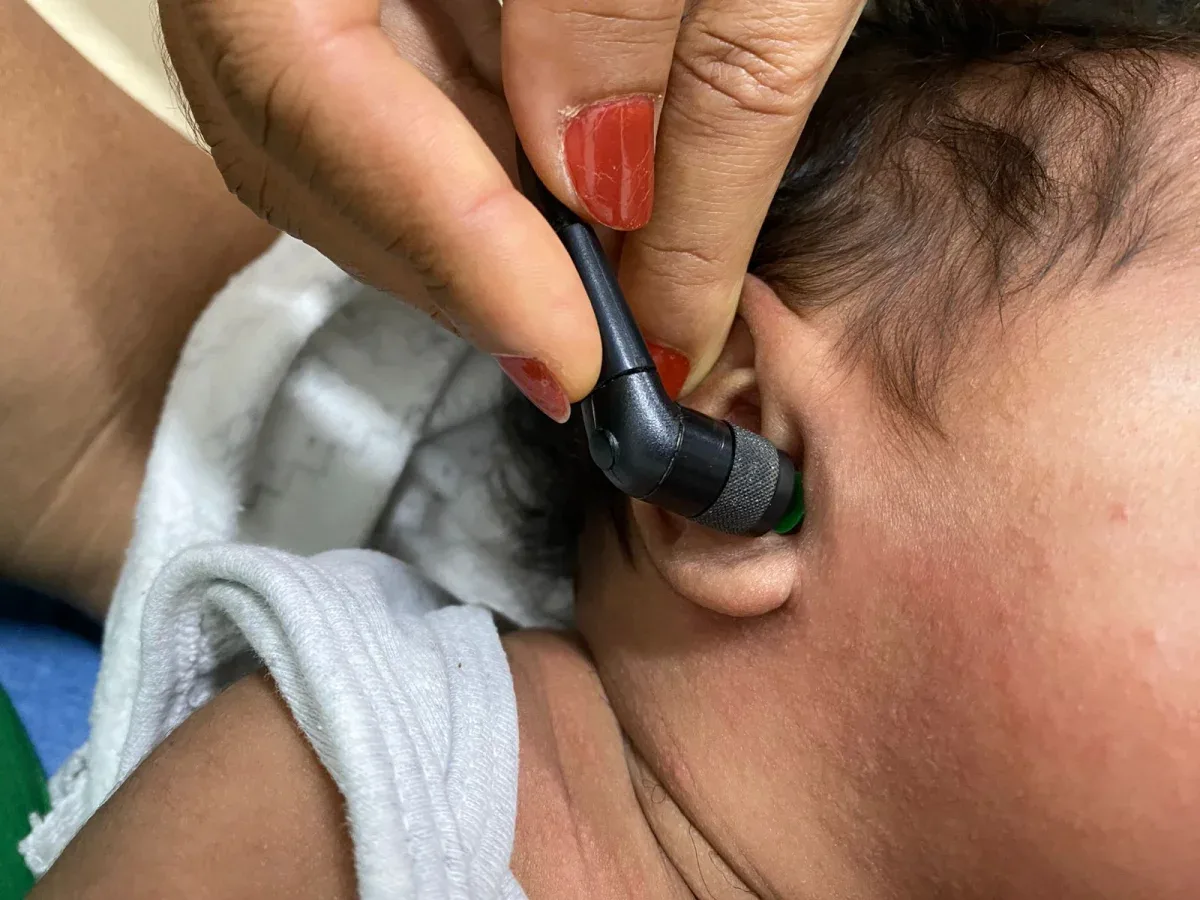 Ouvido de bebê sendo avaliado por um aparelho médico.