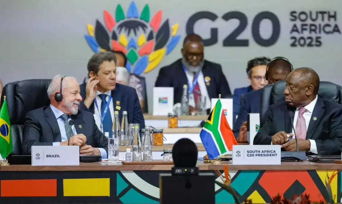 Imagem do G20, em destaque Fernando Haddad, presidente Lula e o presidente da África do Sul