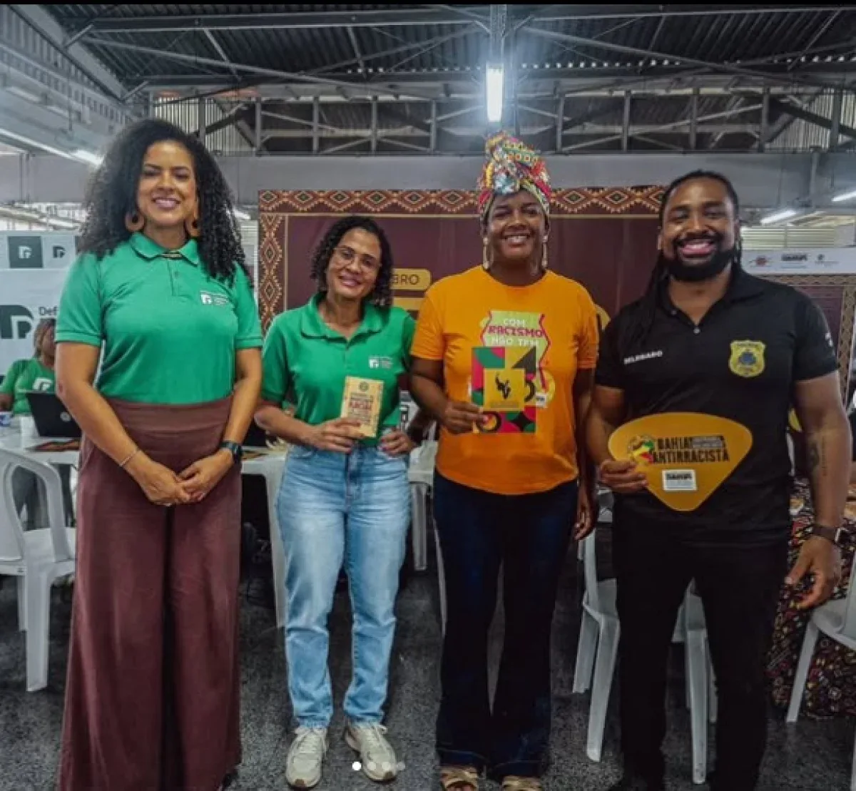 Agentes policiais fazendo mutirão contra o racismo