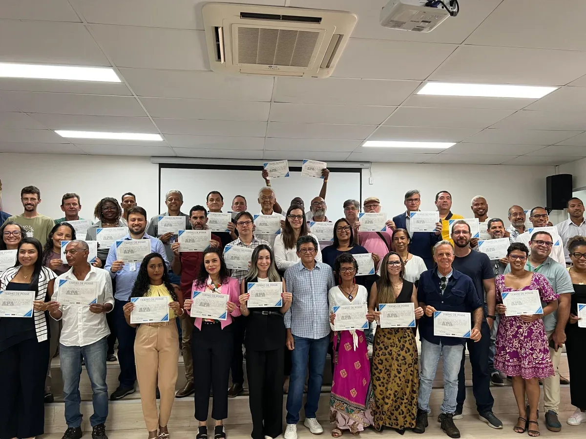 Novos conselheiros usando com o certificado em mãos