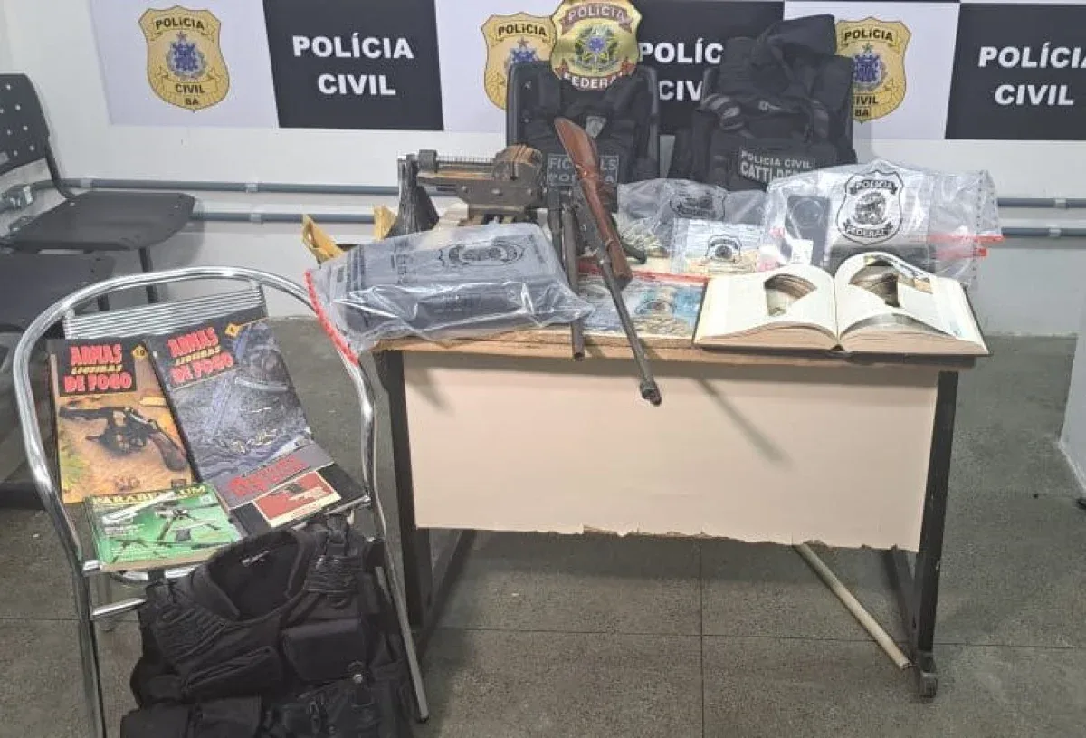 Armas, livros e outras apreenções e a policia federal realizou.
