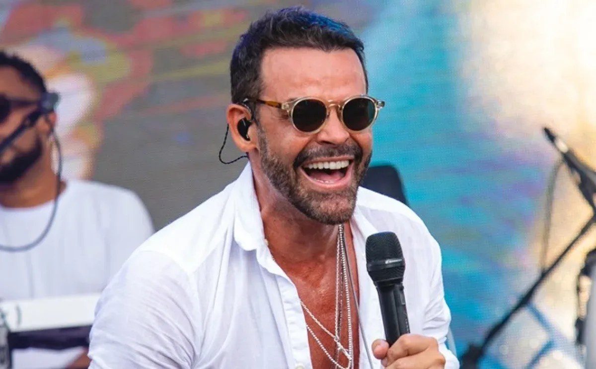 Cantor Alexandre Peixe cantando