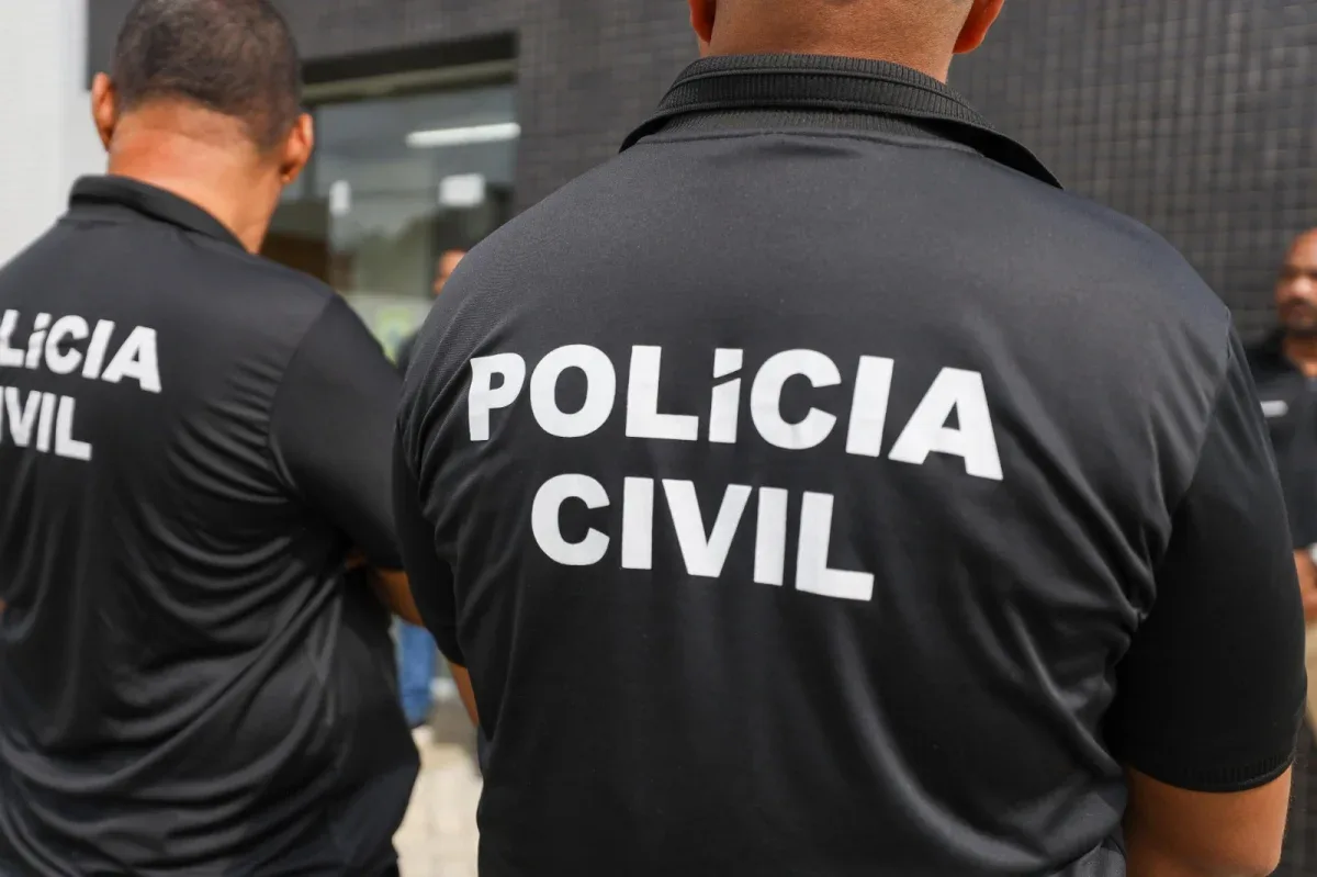 Agentes da polícia civil de costas