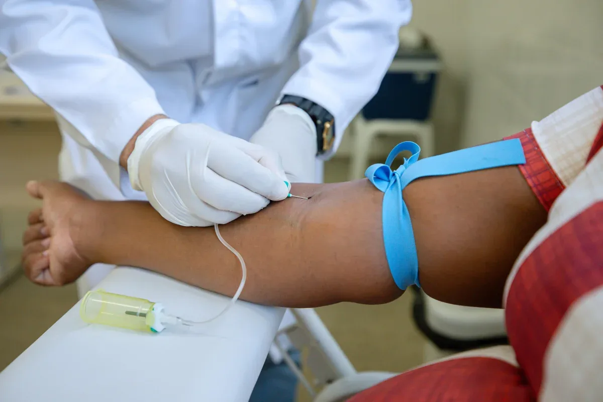 enfermeiro tirando sangue de paciete