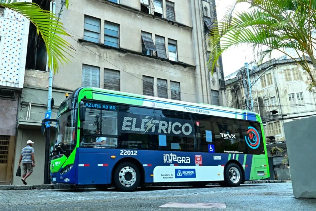ônibus eletrico na rua