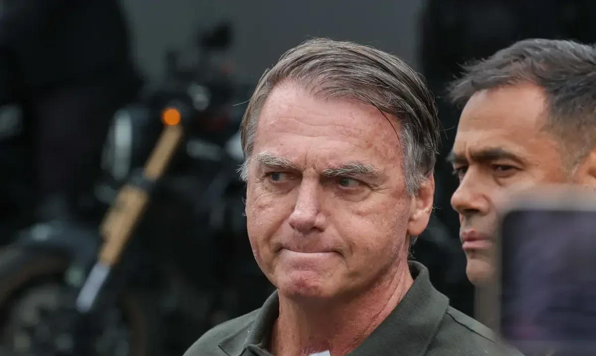 Jair Bolsonaro caminhando para o pedio da Polícia Federal