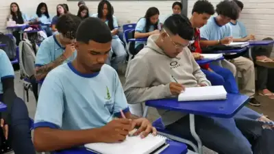 Renda e raça ainda barram diploma do ensino médio no Brasil