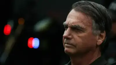 PL corta salário e suspende funções partidárias de Bolsonaro