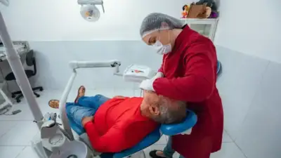 Próteses dentárias no CEO resgatam sorrisos em Lauro de Freitas