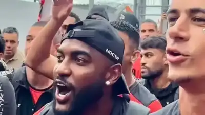 Torcida do Vitória emociona jogadores no embarque para Recife