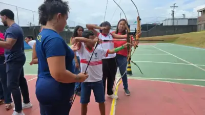 Flecha na escola: Lauro de Freitas leva tiro com arco aos estudantes
