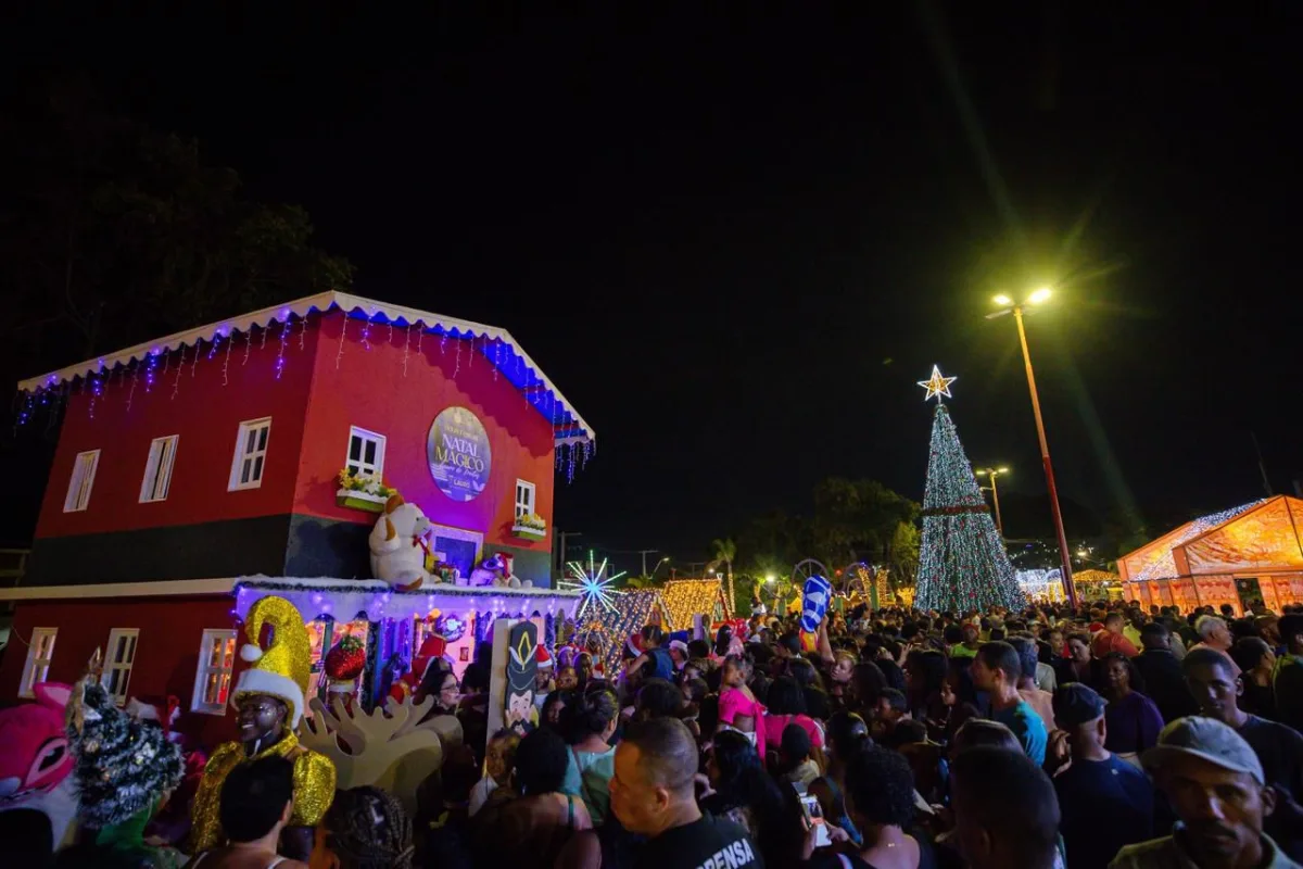 Praça daMatriz, em Lauro de Freitas cheia de pessoas aproveitando a dcoração de Natal
