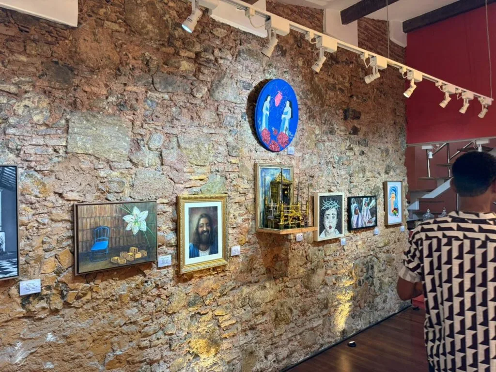 parede com quadros pequenos no museu