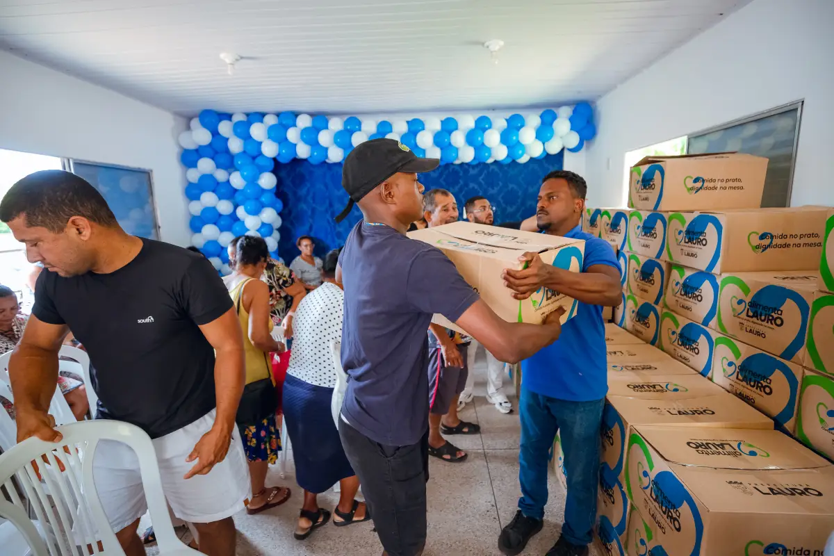 Pessoas recebendo cesta básica no cras