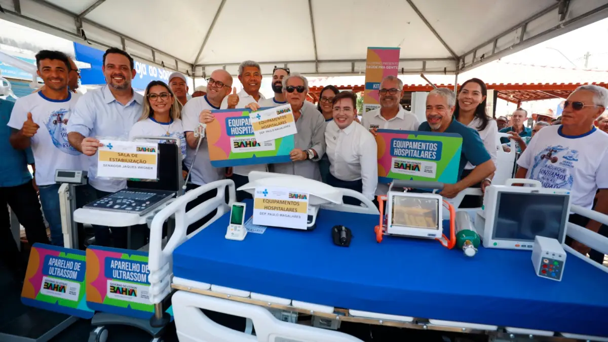 Imagem de governador Jer^nimo entregando altotização de investimendo em saúde e água na cidade Presidente Jânio Quadros