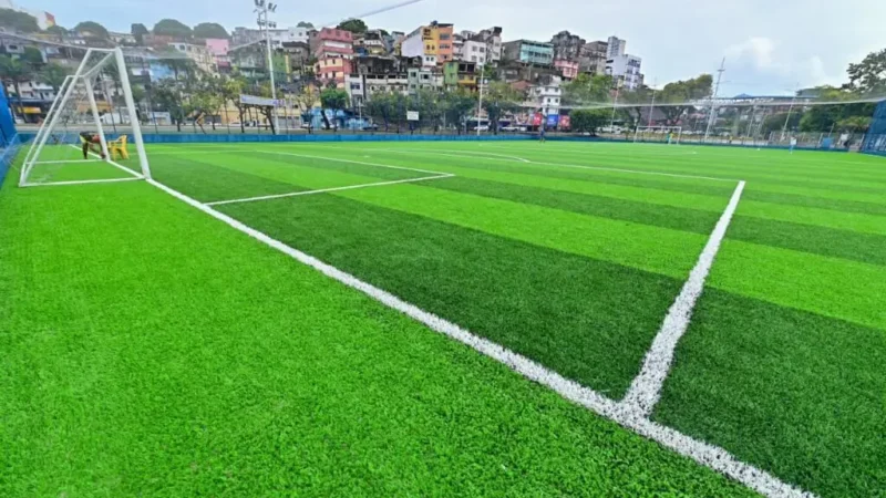 Campo com grama sintética na Mangabeira