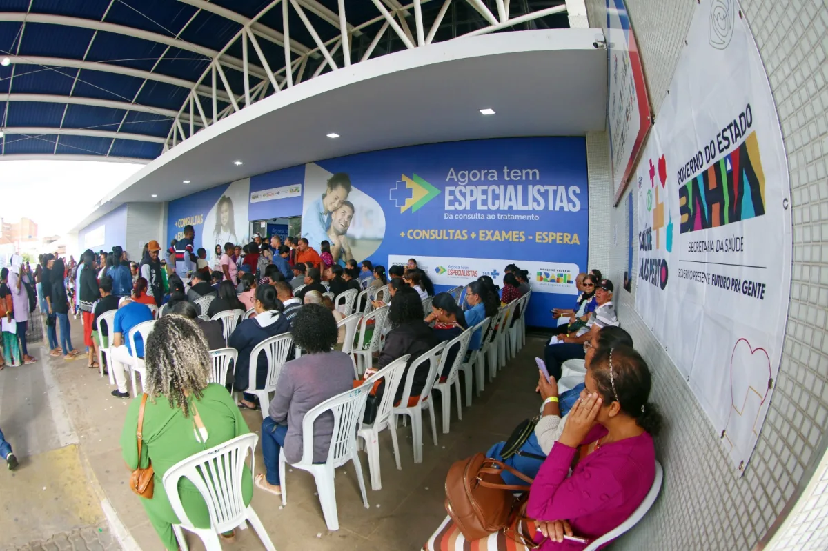 pessoas sentadas aguardando a consulta