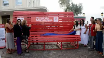 Banco Vermelho em Salvador alerta para feminic&iacute;dio