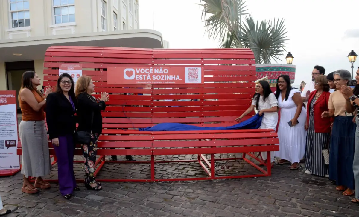 Banco vermelho inaugurado na Praça Thomé de Souza em símbolo de combate à violência