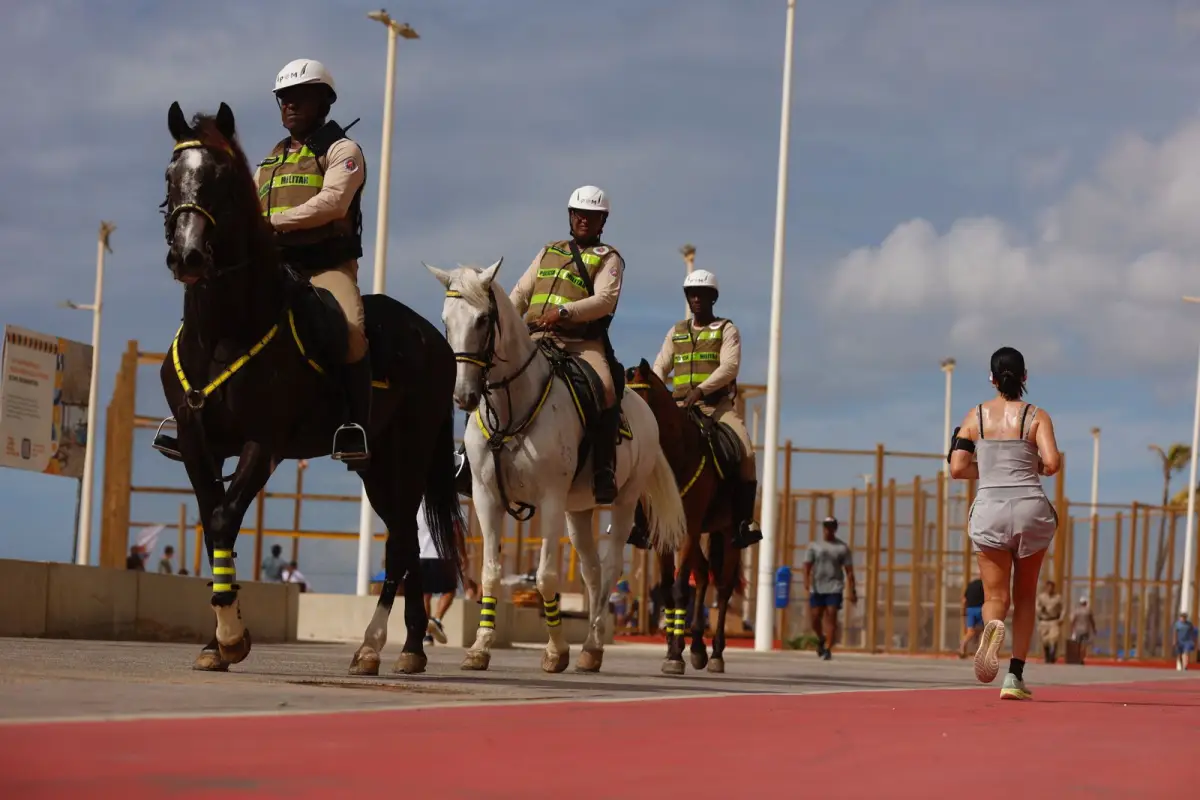 Políciais cavalgando pela orla de Salvador