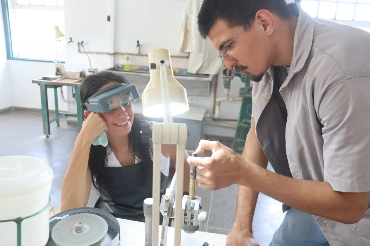 um homem e uma mulher lapidários de gemas