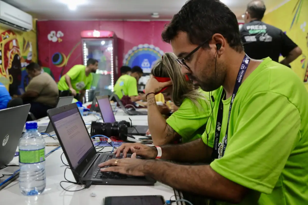 Pessoas trabalhando nas credenciais dos profissionais e veículos que irão cobrir o Festival Virada Salvador