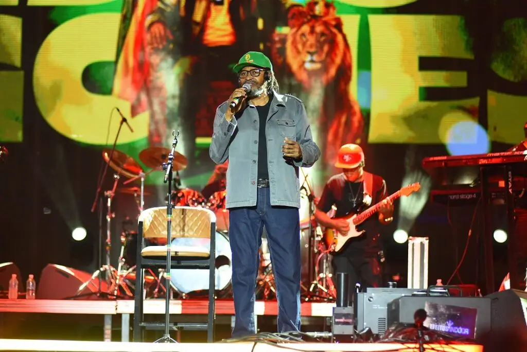 Edson Gomes cantando no palco