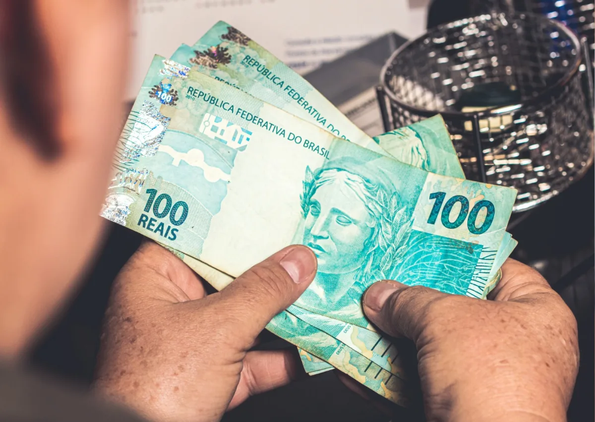 dinheiro na mão