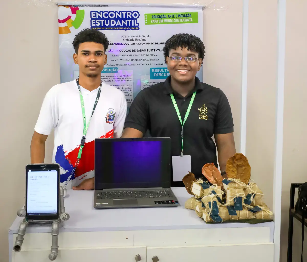 Dois estudantes de Salvador apresentando o sabão que eles criaram reutilizando óleo.